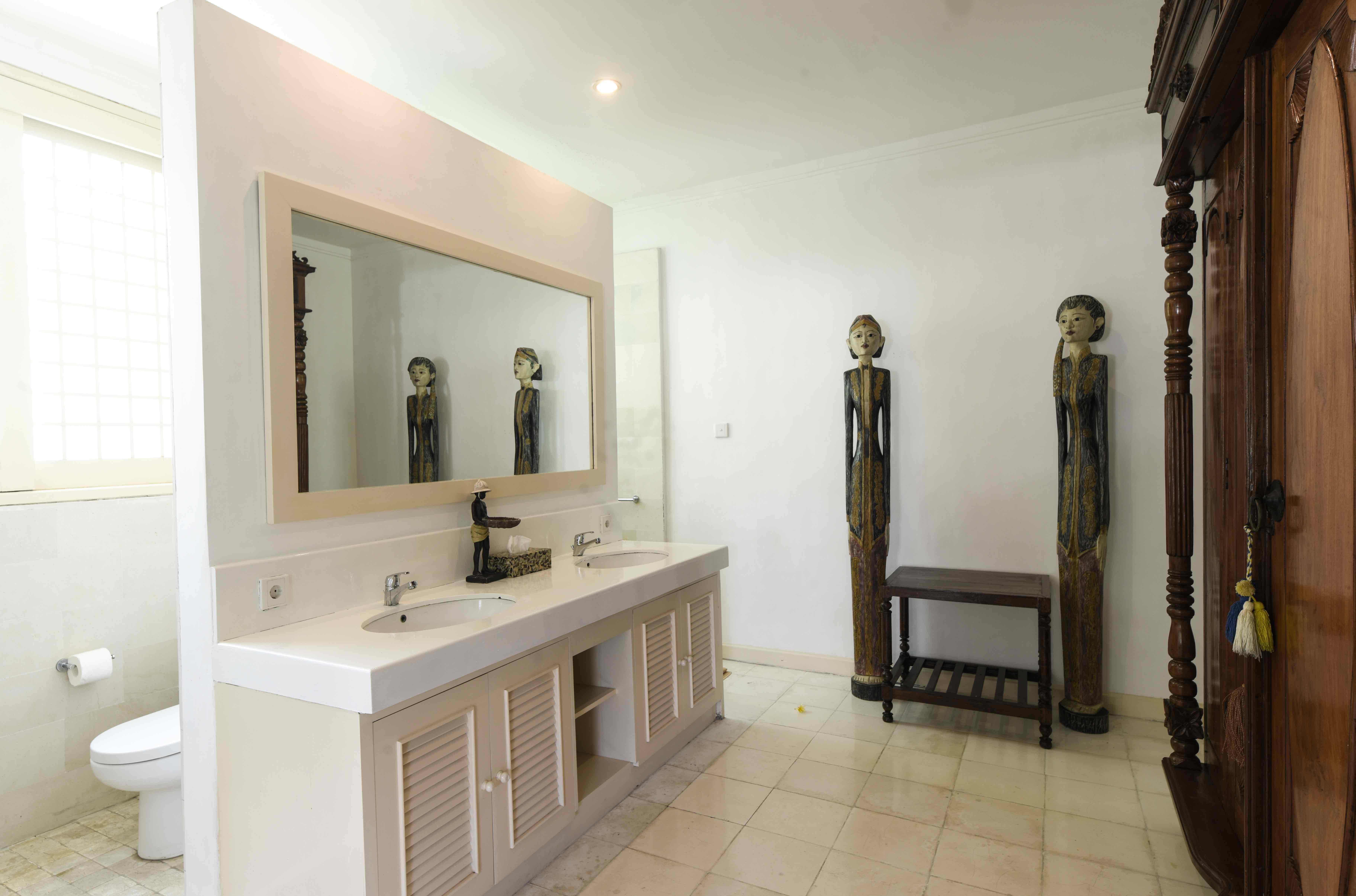 Room-No-6-bathroom-website